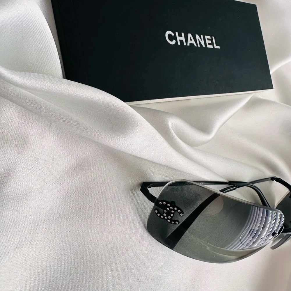 Like New🖤CHANEL Vintage black Sunglasses , Swarovski Cc